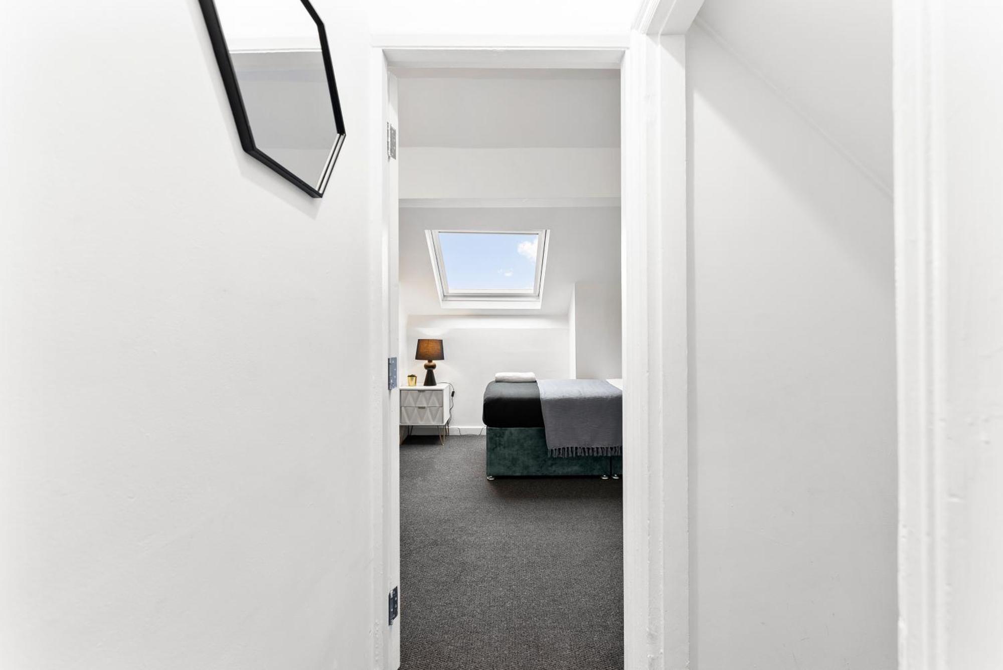 Apartment 20 Percent Off! Spacious And Stylish House - Sleeps 12 *