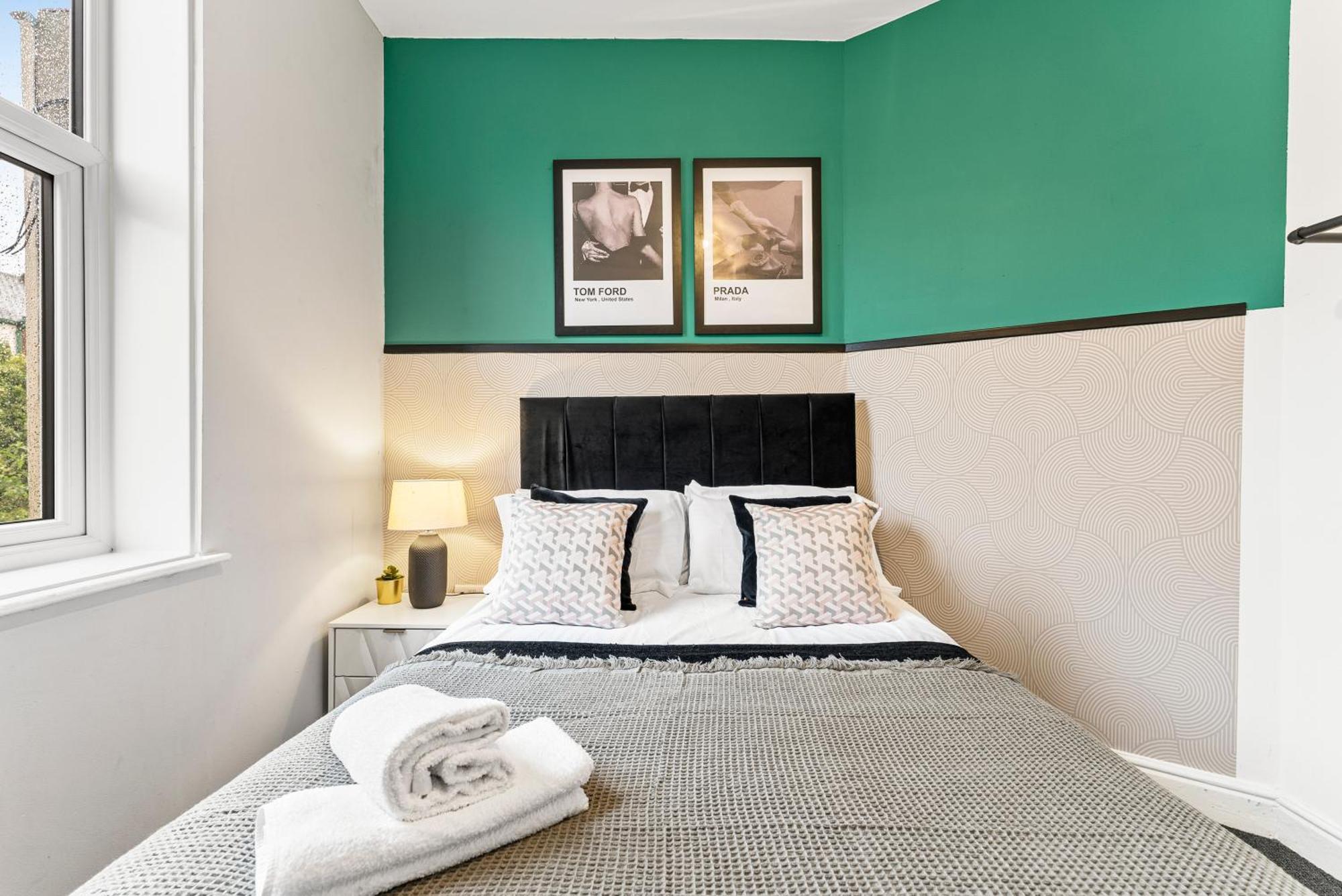 20 Percent Off! Spacious And Stylish House - Sleeps 12 Apartment *