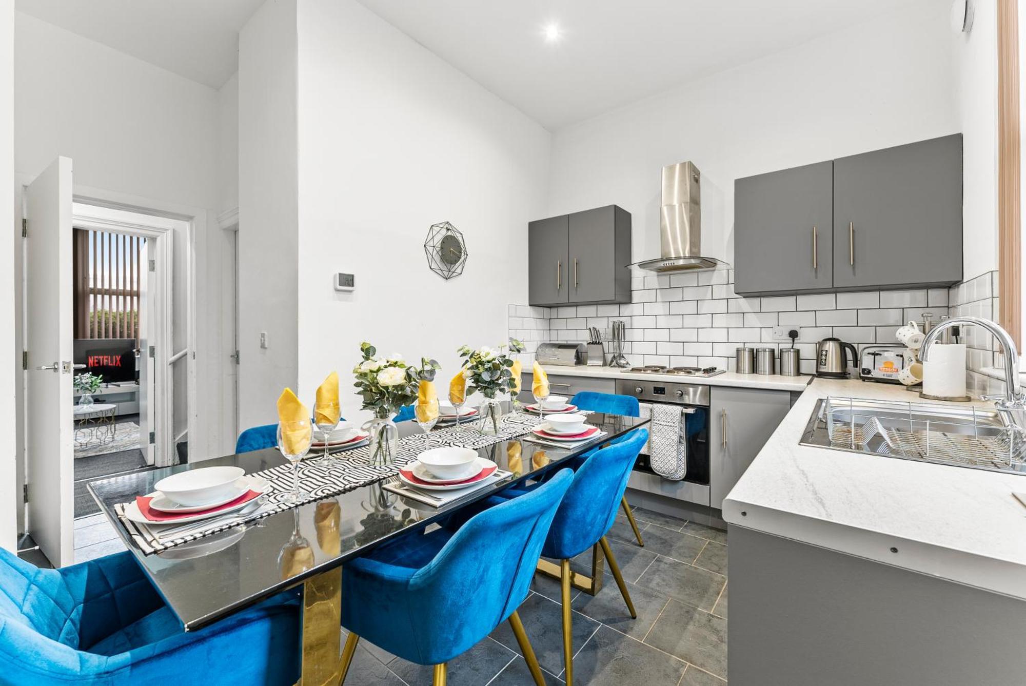 20 Percent Off! Spacious And Stylish House - Sleeps 12 *