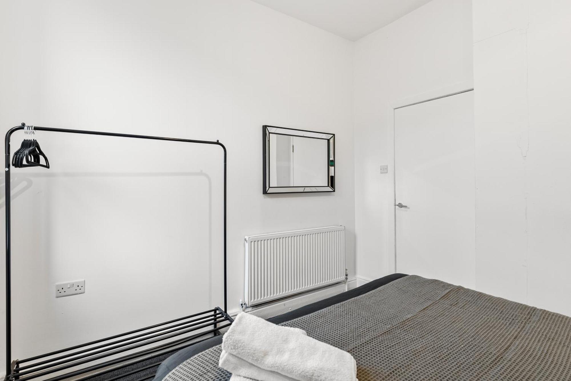 20 Percent Off! Spacious And Stylish House - Sleeps 12 Apartment *