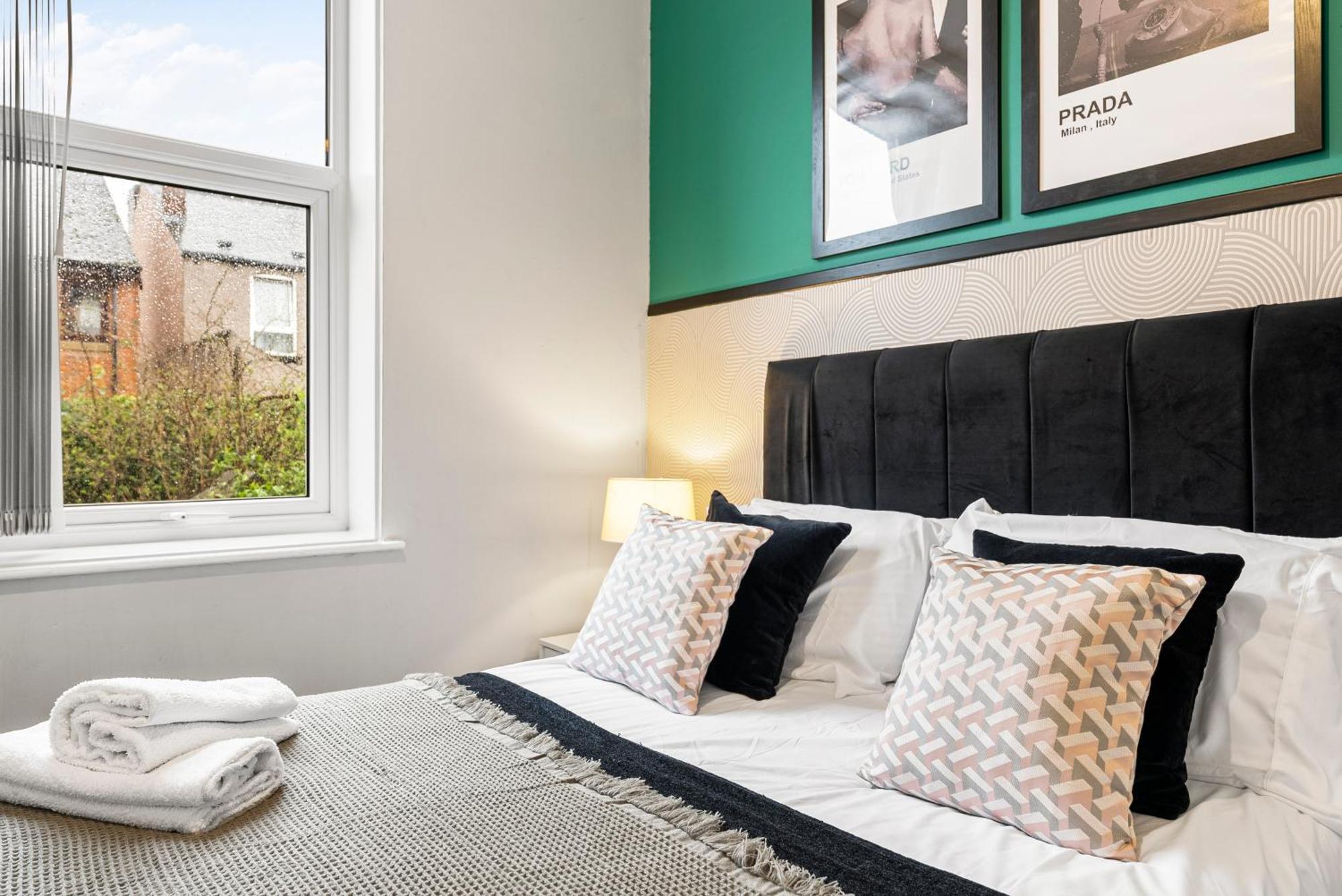 Apartment 20 Percent Off! Spacious And Stylish House - Sleeps 12 *
