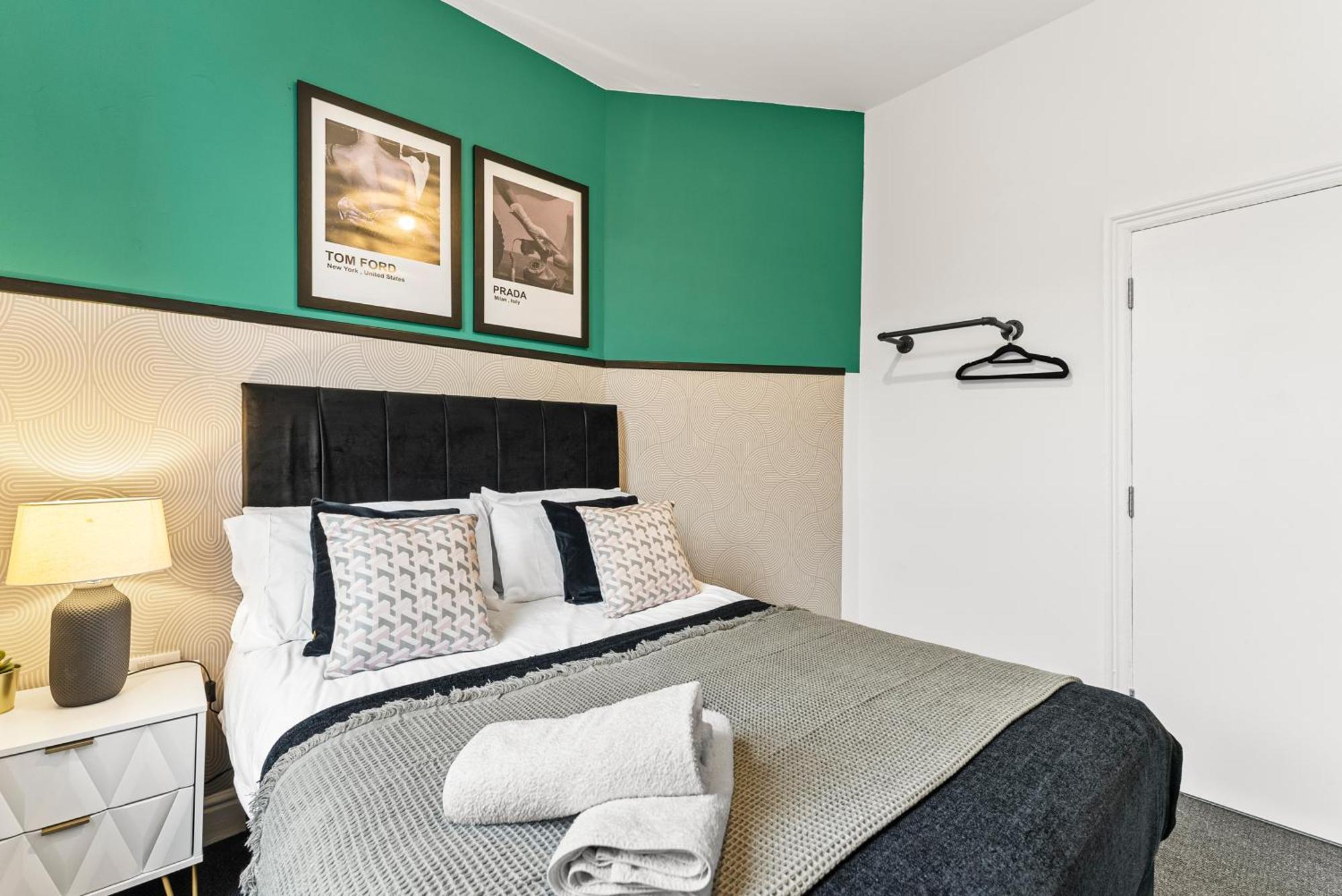 20 Percent Off! Spacious And Stylish House - Sleeps 12 Apartment *