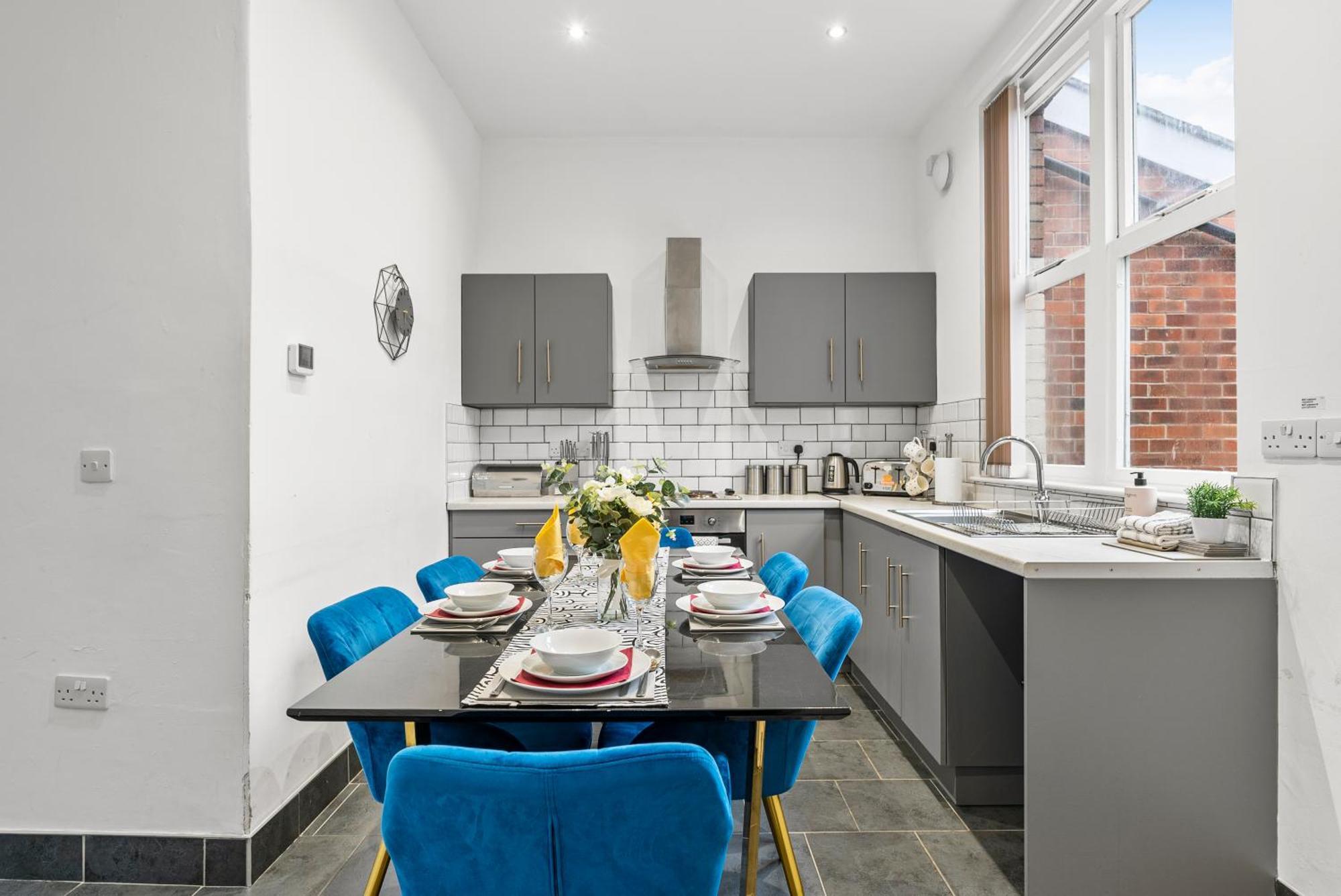 20 Percent Off! Spacious And Stylish House - Sleeps 12 Apartment *
