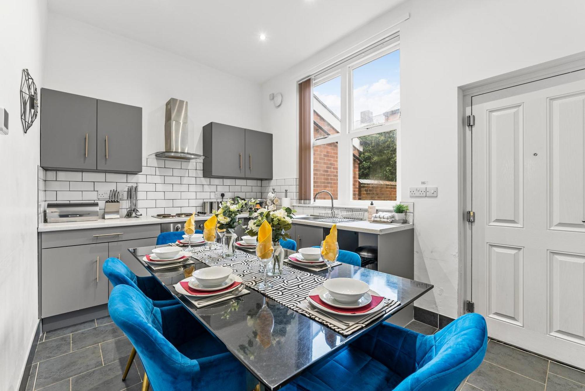 Apartment 20 Percent Off! Spacious And Stylish House - Sleeps 12 *